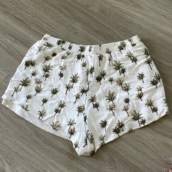 Flowy Palm Tree Shorts - Picture 2 of 2